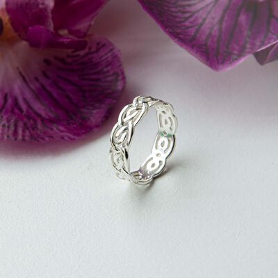 Hallmarked Sterling Silver Celtic Knotwork Ring Presented In A Box